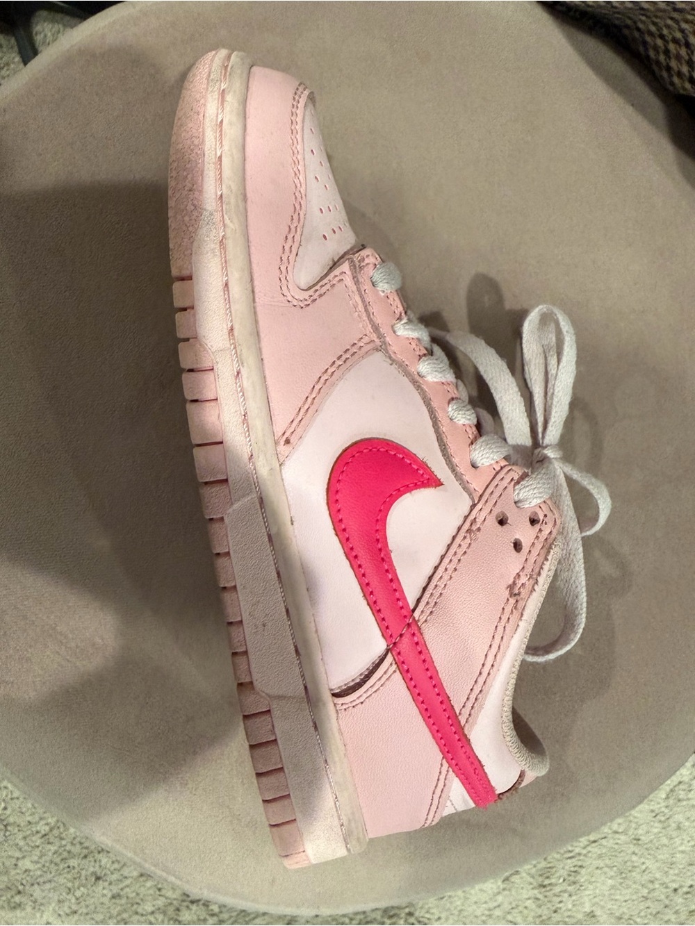 Nike Kids Low-Top Sneakers in Light Pink with Hot Pink Swoosh